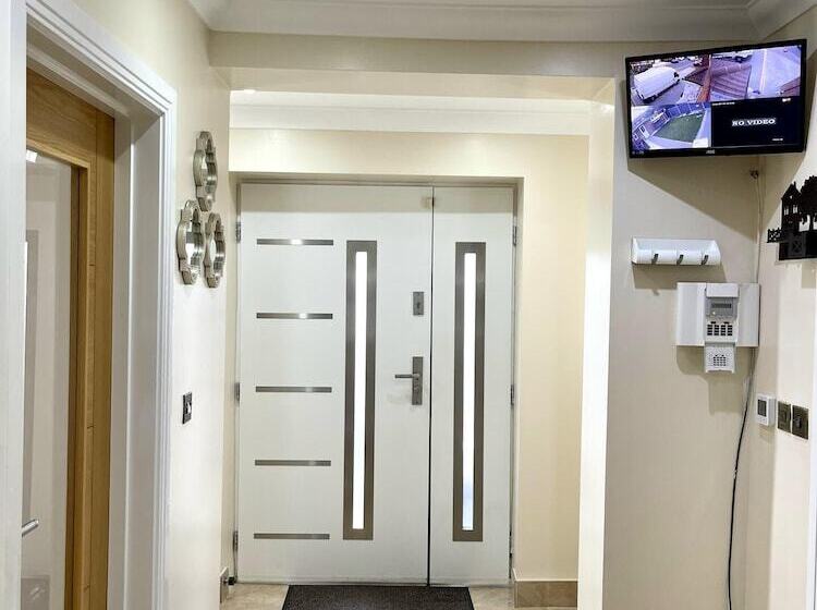 Резиденция New Luxury Modern House Near Airport Free Parking