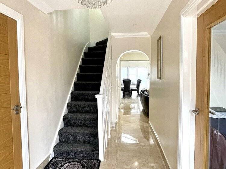 Резиденция New Luxury Modern House Near Airport Free Parking