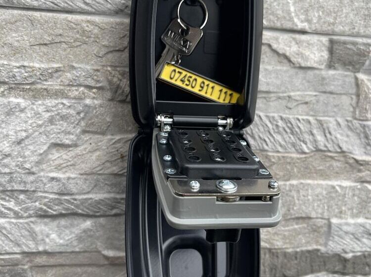 Резиденция New Luxury Modern House Near Airport Free Parking