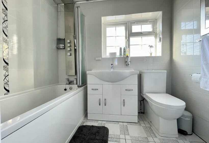 Резиденция New Luxury Modern House Near Airport Free Parking