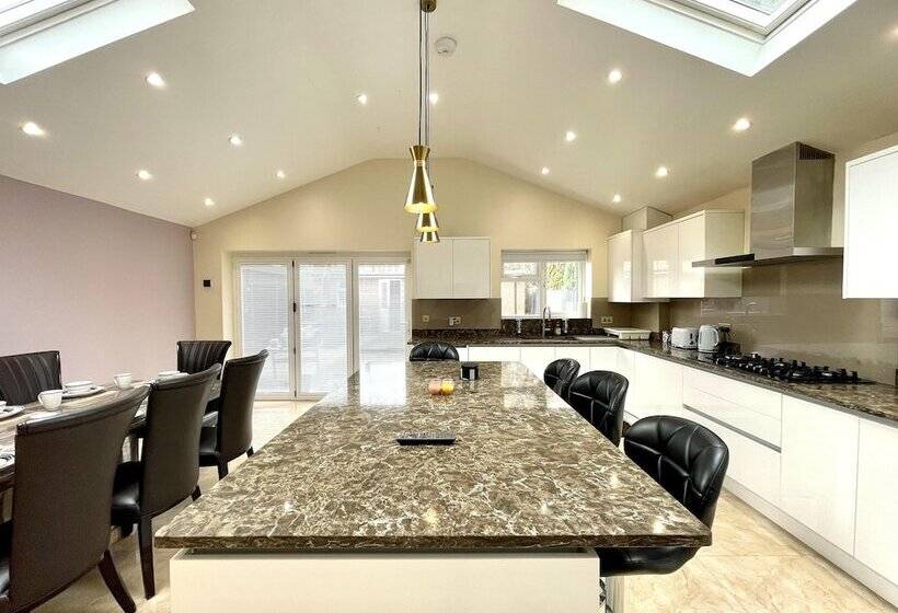 Резиденция New Luxury Modern House Near Airport Free Parking