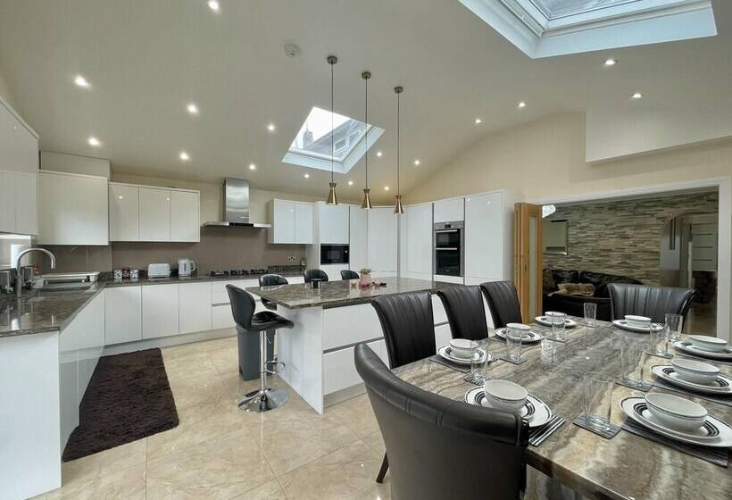 Резиденция New Luxury Modern House Near Airport Free Parking