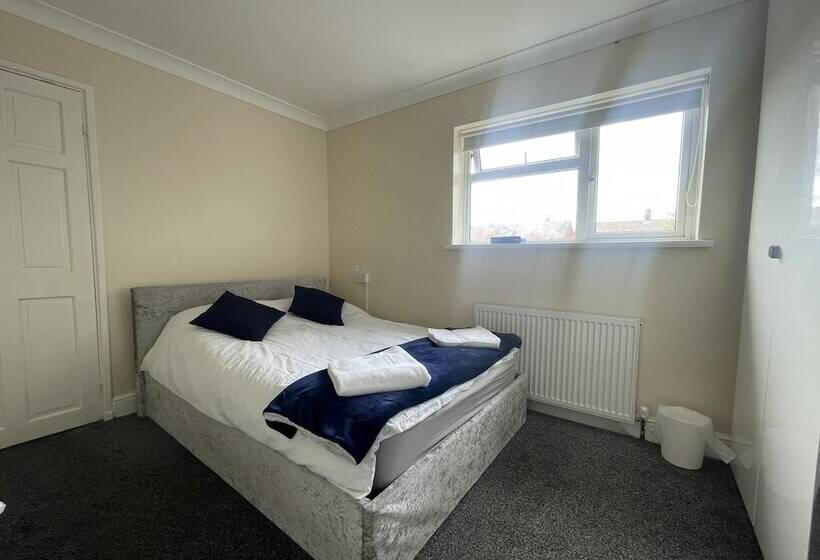 Резиденция New Luxury Modern House Near Airport Free Parking