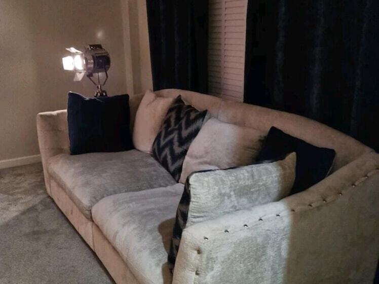 اقامتگاه Remarkable 3 Bed House In Chelmsford