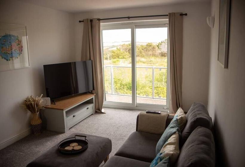 Резиденция Spacious 3 Bed House In Porth Beach, Newquay