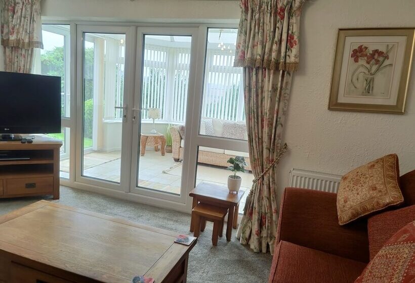 إقامة Split Level Bungalow   Sleeps4   Close To Walks