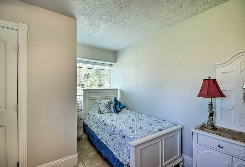 Spacious Seabrook Home W/ Patio: 1 Mi To Beach!