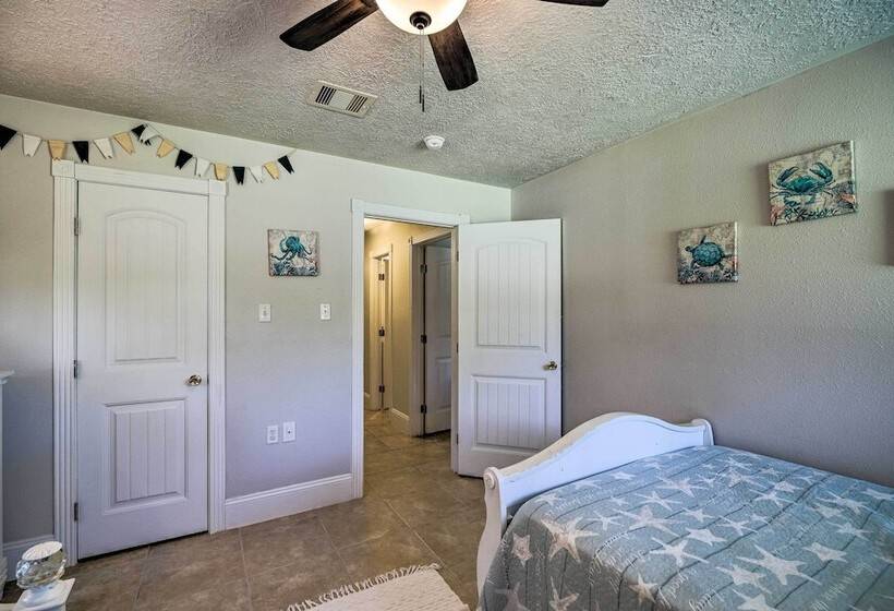 Spacious Seabrook Home W/ Patio: 1 Mi To Beach!