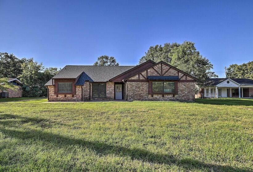 Spacious Seabrook Home W/ Patio: 1 Mi To Beach!