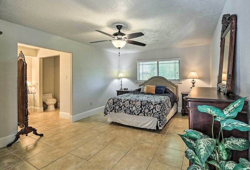 Spacious Seabrook Home W/ Patio: 1 Mi To Beach!