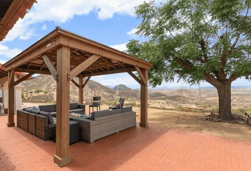 Slice Of Heaven By Avantstay Breathtaking Views!