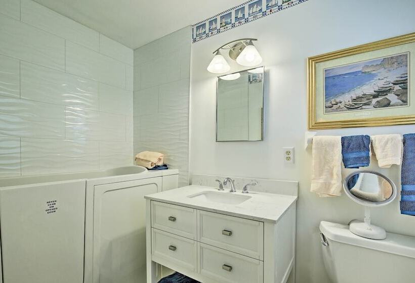 St. Petersburg Home W/ Tropical Yard & Pool!