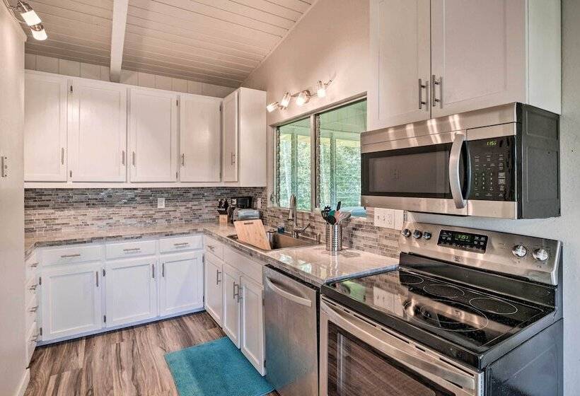 Sunny Pahoa Retreat: Snorkel, Hike & Shop!