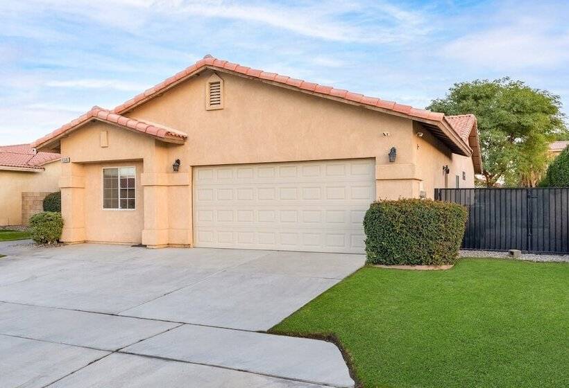 Sunny Palms By Avantstay Near Empire Polo Club