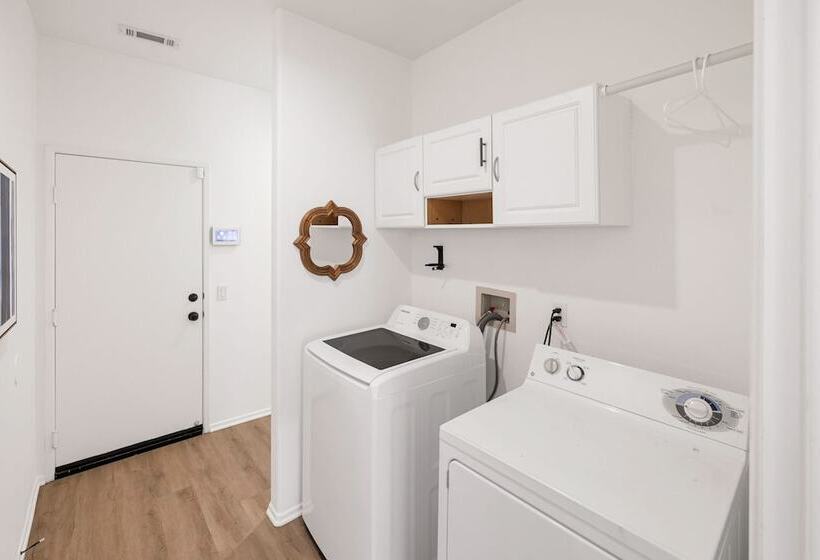 Sunny Palms By Avantstay Near Empire Polo Club