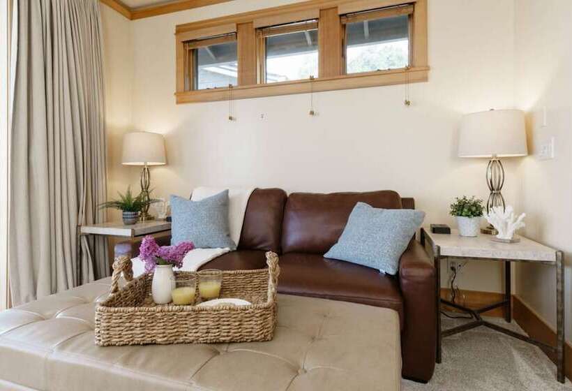 The Castle Rock Estate By Avantstay Steps From Arch Cape Beach W/ Hot Tub & Sauna