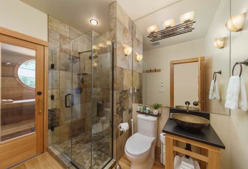 The Castle Rock Estate By Avantstay Steps From Arch Cape Beach W/ Hot Tub & Sauna