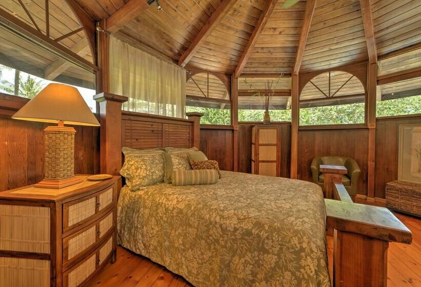 Tropical Cabana W/ Deck, Hot Tub & Lush Scenery!