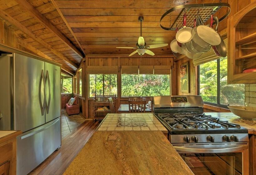 Tropical Cabana W/ Deck, Hot Tub & Lush Scenery!
