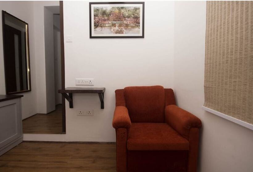 Отель Bumble Bee