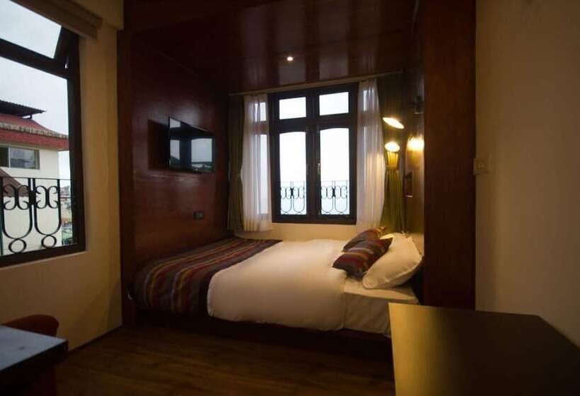 Отель Bumble Bee