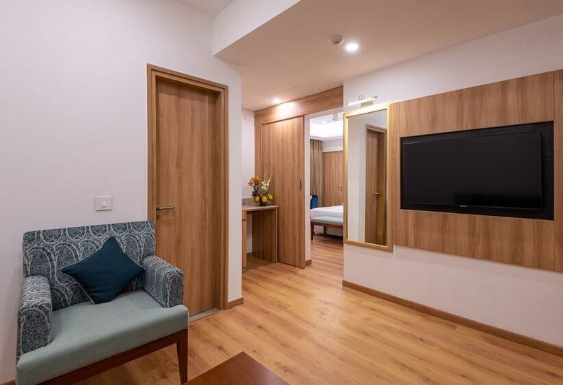 Отель Expoinn Suites And Convention