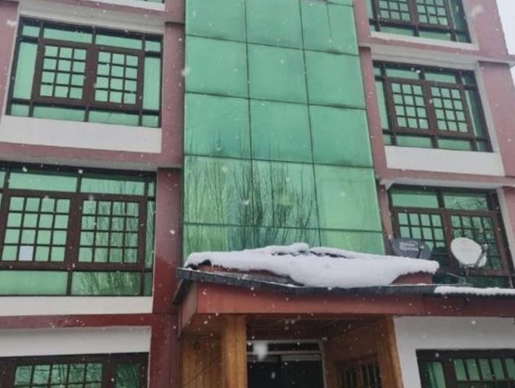 Hotel Goroomgo Ameera Srinagar