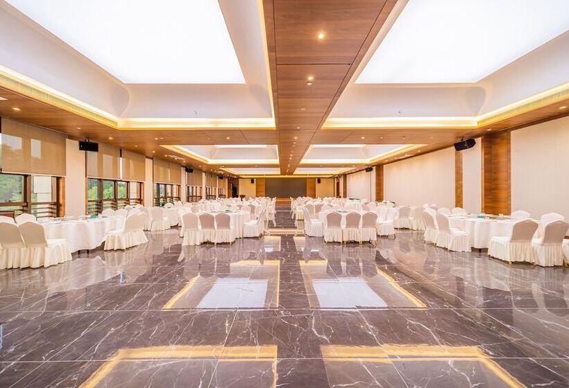 Отель Jolie Vue Boutique