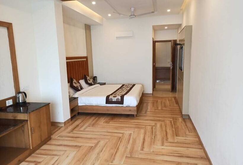 Luxury Inn By Stotrak Hotels