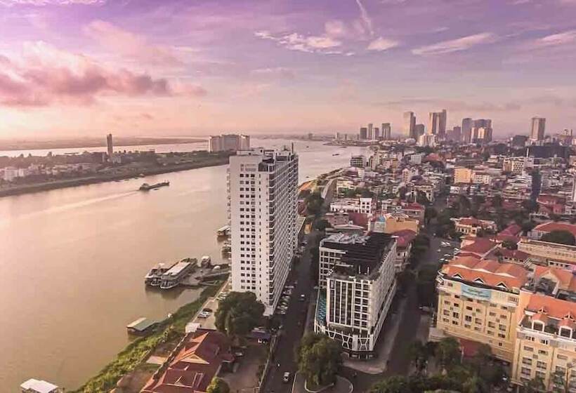 בית מלון כפרי M9 Kirirom