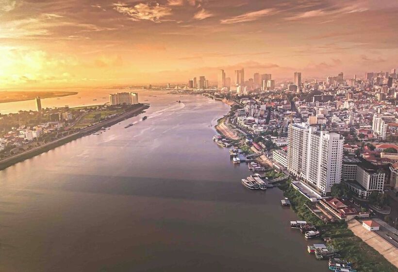 בית מלון כפרי M9 Kirirom