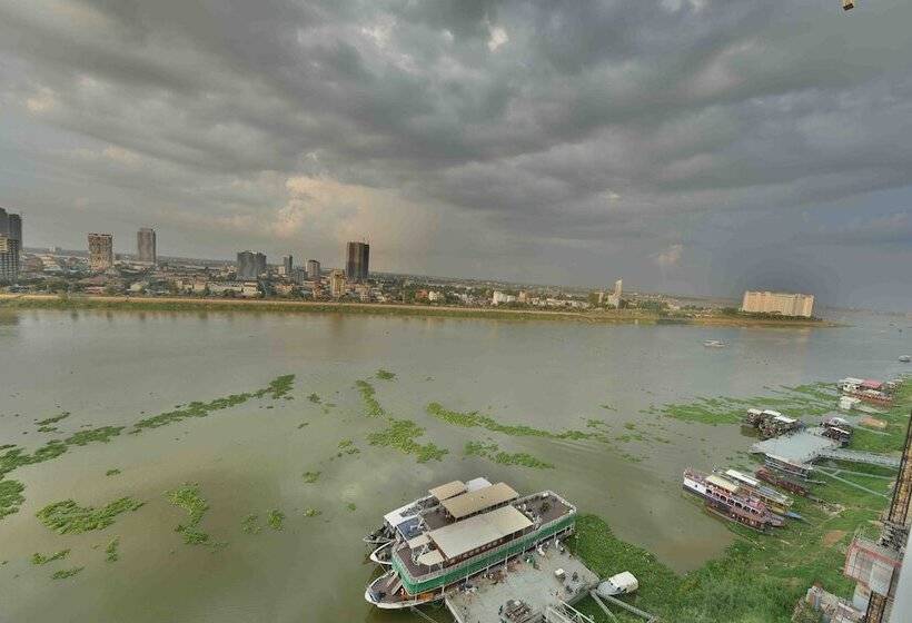 בית מלון כפרי M9 Kirirom