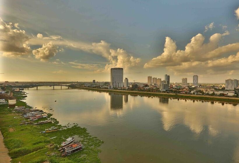 בית מלון כפרי M9 Kirirom