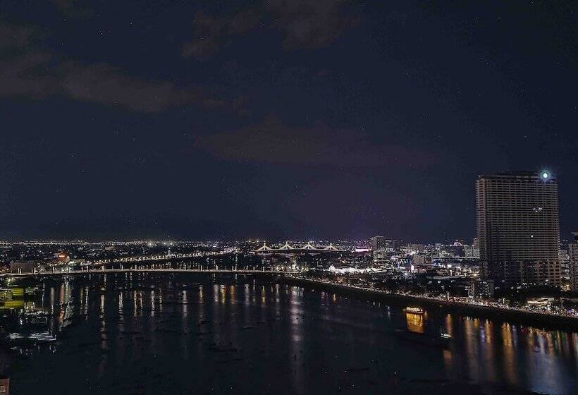 בית מלון כפרי M9 Kirirom