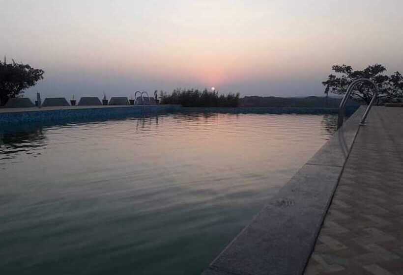 בית מלון כפרי Neelam Hill Resort