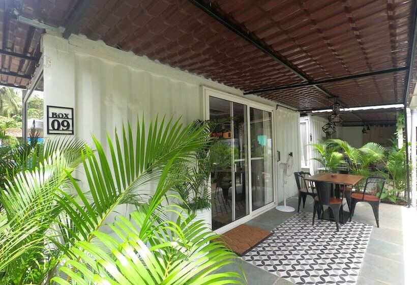 فندق Out Of Box Living