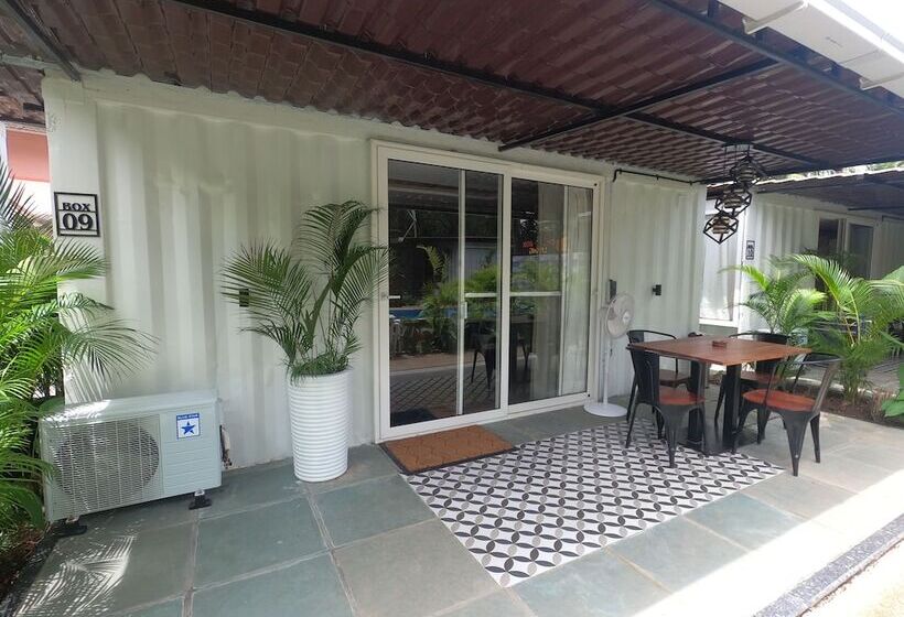 فندق Out Of Box Living