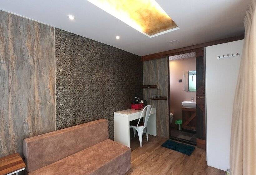 فندق Out Of Box Living