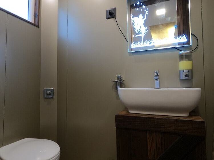 فندق Out Of Box Living