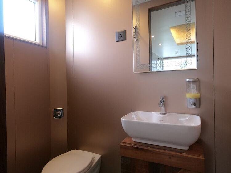 فندق Out Of Box Living