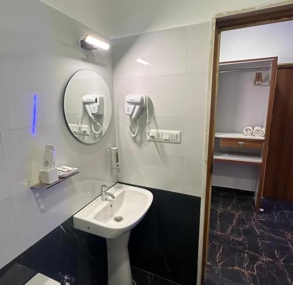 בית מלון כפרי Shine Residency