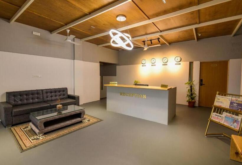 בית מלון כפרי Shine Residency