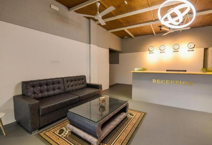 בית מלון כפרי Shine Residency