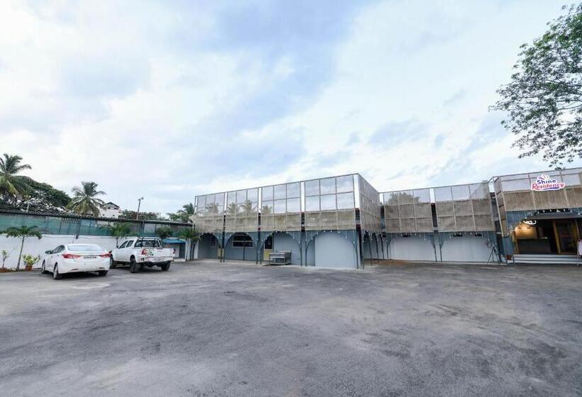 בית מלון כפרי Shine Residency