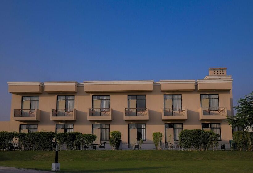 בית מלון כפרי Treehouse Sunrise Resort & Caravan Park