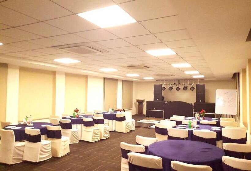 בית מלון כפרי Treehouse Sunrise Resort & Caravan Park