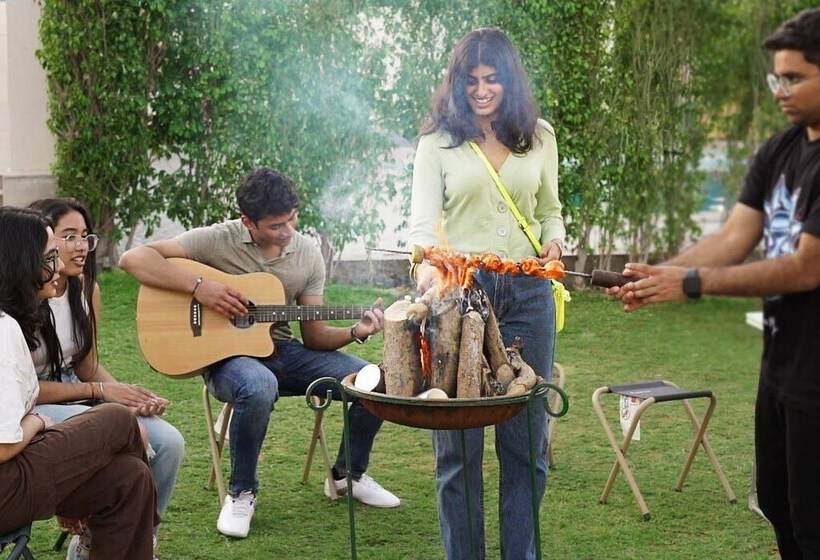 בית מלון כפרי Treehouse Sunrise Resort & Caravan Park