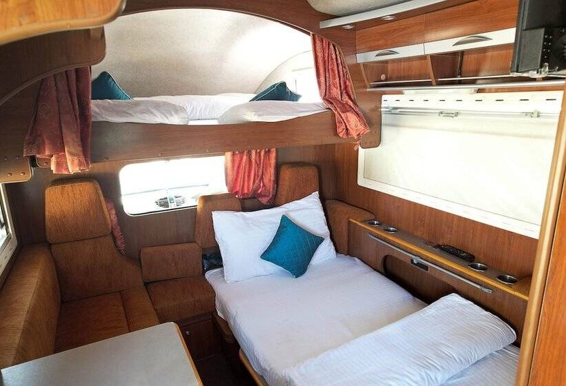 בית מלון כפרי Treehouse Sunrise Resort & Caravan Park