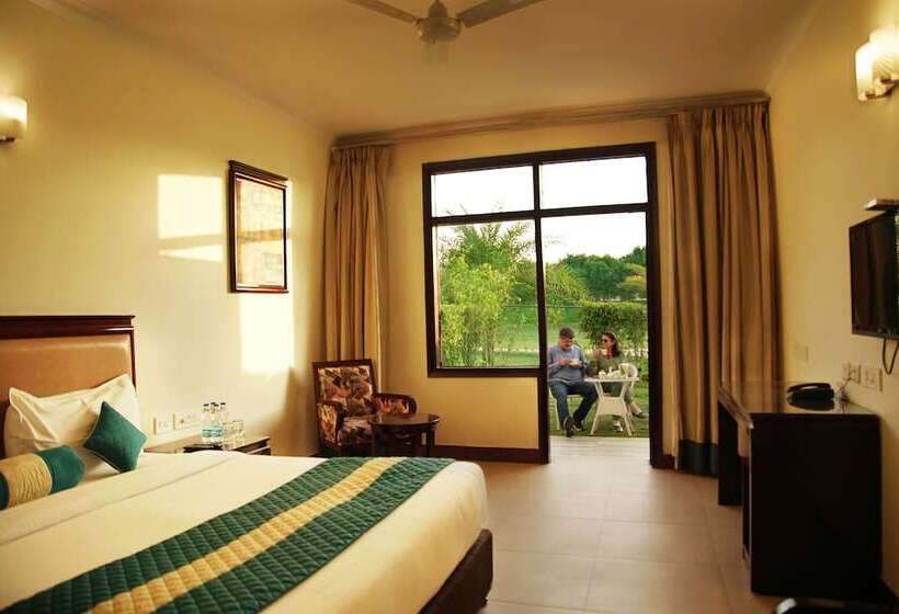 בית מלון כפרי Treehouse Sunrise Resort & Caravan Park