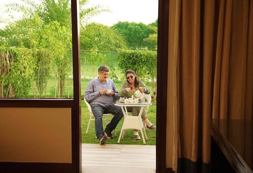 בית מלון כפרי Treehouse Sunrise Resort & Caravan Park